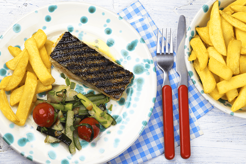 Geroosterde zalm met zomergroenten uit de wok