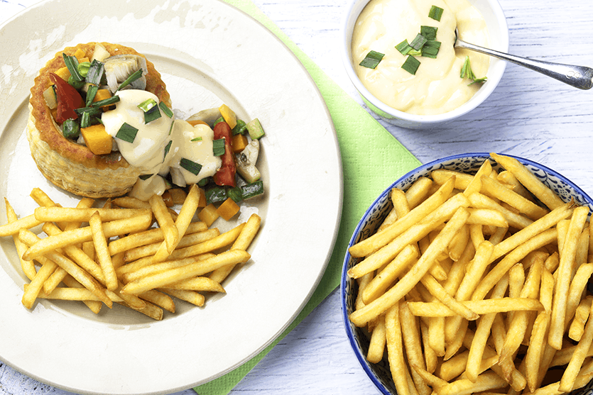 Vegetarische vol au vent met Hollandaisesaus en frietjes