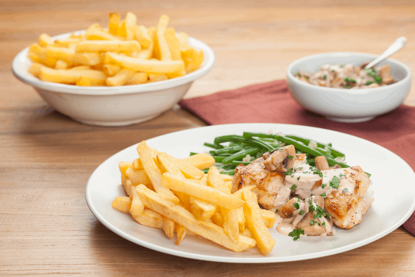 Kip met champignons en frietjes