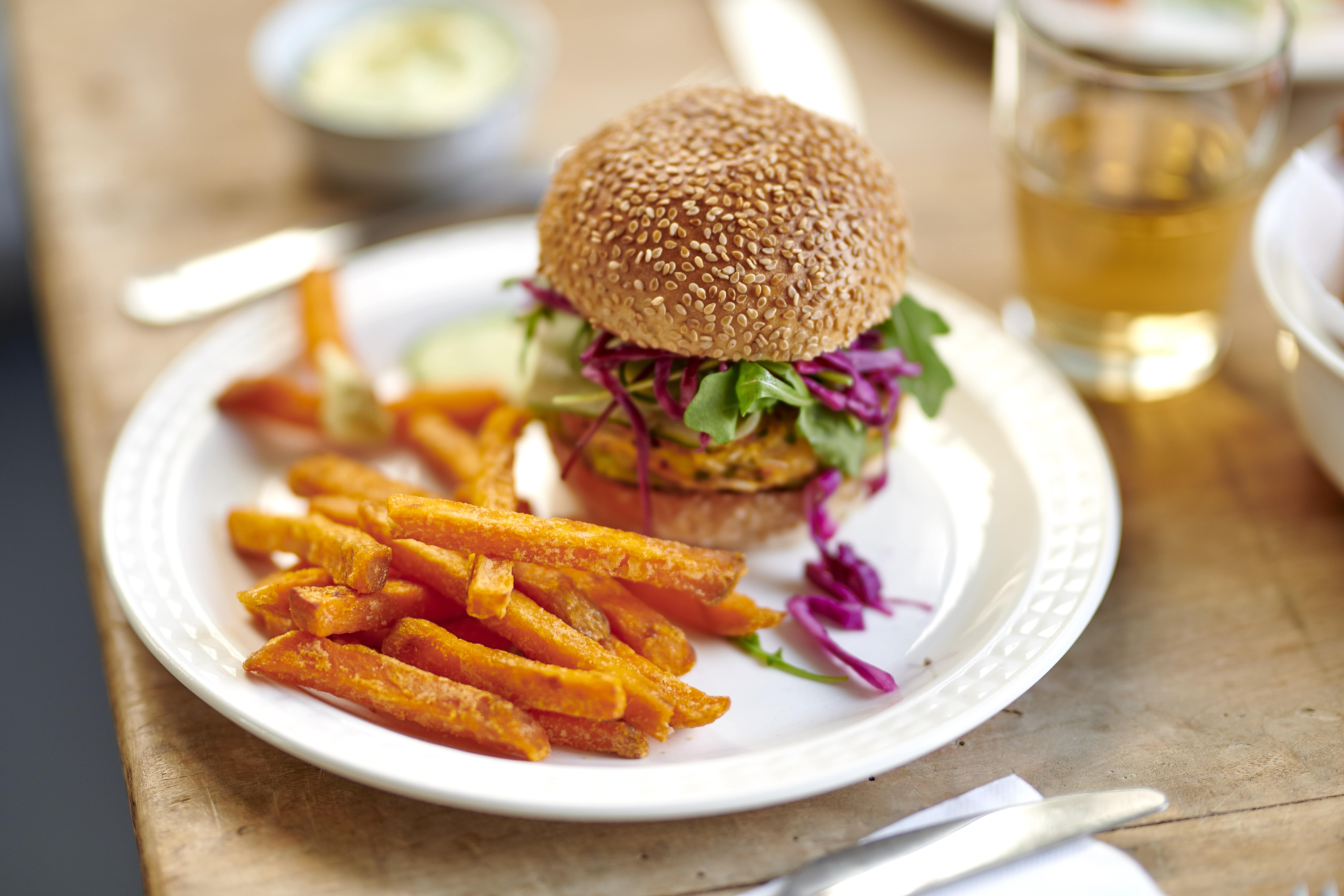 Veggie groenteburger met guacamole en zoete aardappelfrietjes