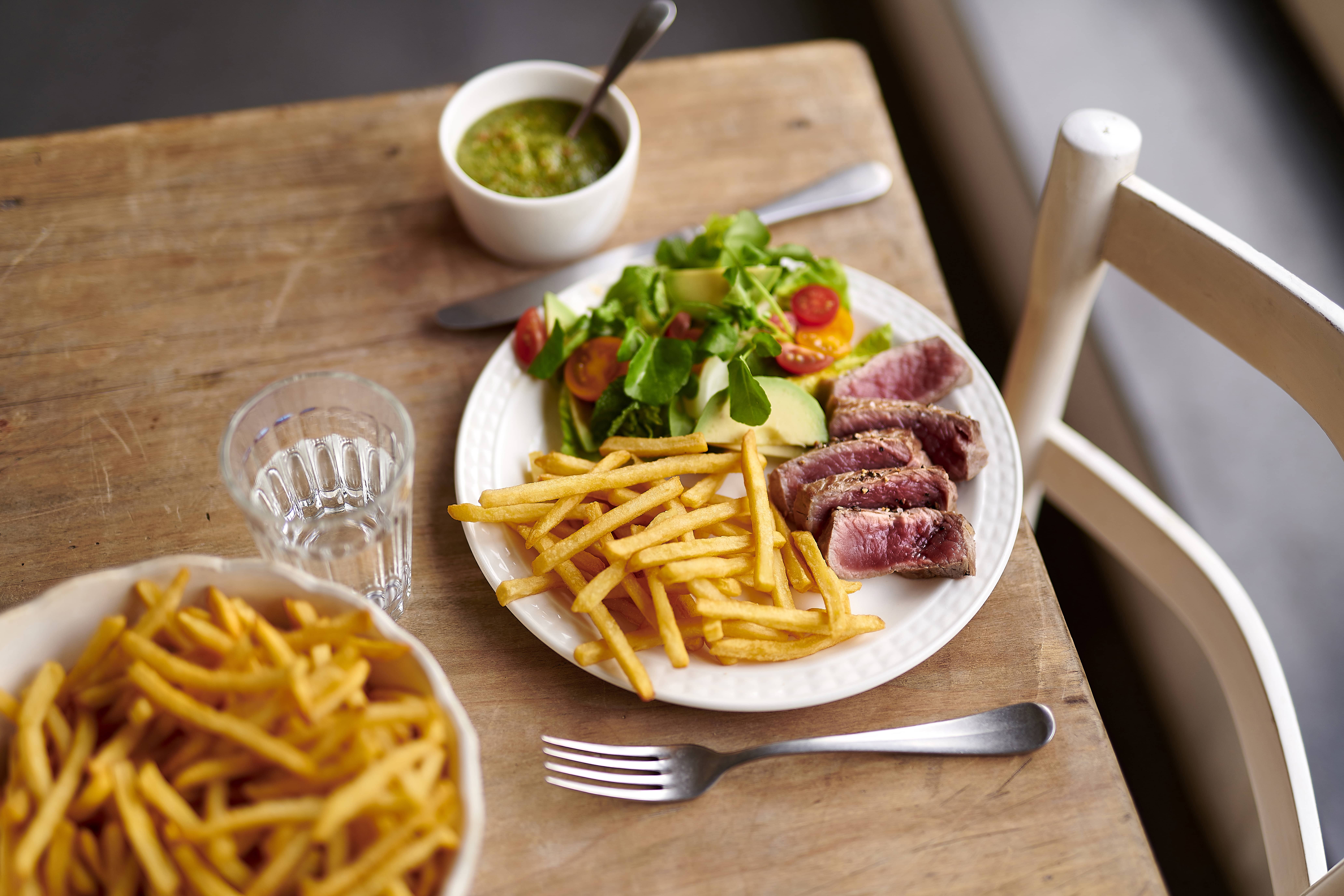 Rundsteak met chimichurrisaus en frietjes