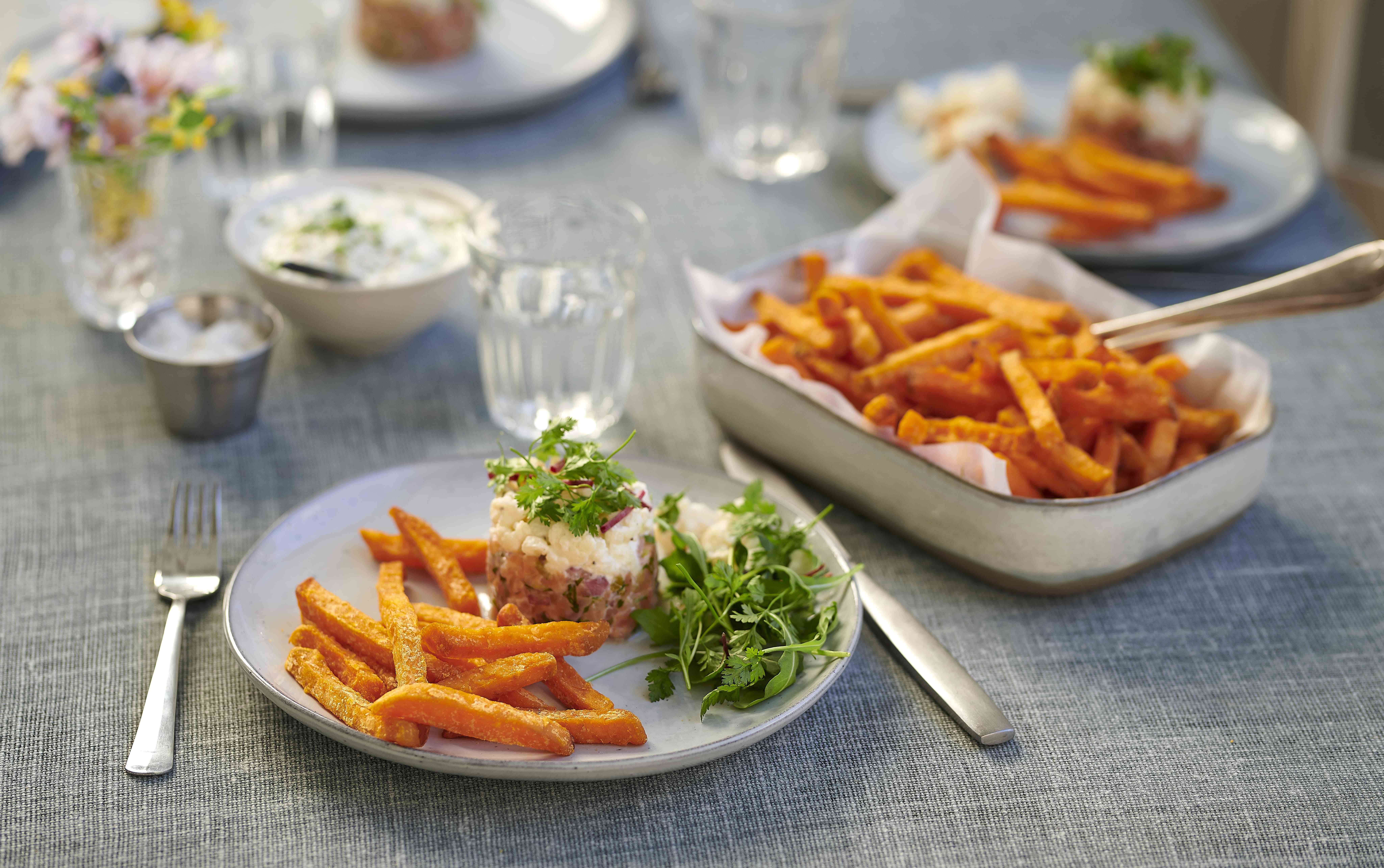 Frisse tartaar van zalm met limoen en bloemkool