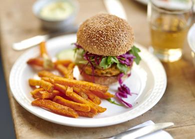 Veggie groenteburger met guacamole met zoete aardappelfrietjes