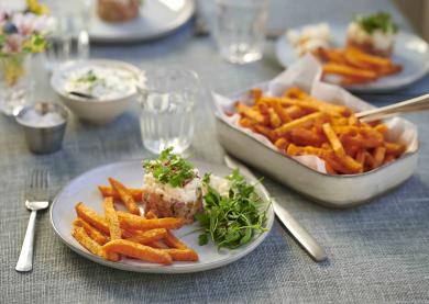 Frisse tartaar van zalm met limoen en bloemkool met zoete aardappelfrietjes